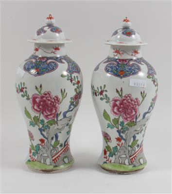 1 Paar Deckelvasen im Famille rose Stil, - Antiquitäten