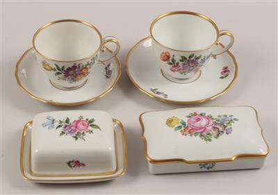 13 Kaffeetassen mit 10 Untertassen, 1 eckige, 1 Butterdose, - Antiques