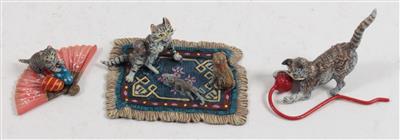 Katze mit Wollknäuel, Kätzchen auf Fächer, Katze, MAus und Mops auf Teppich, - Antiquitäten