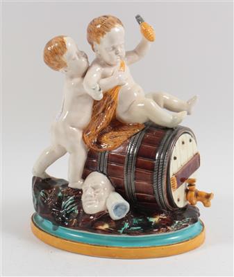 Teedose in Form eines Fasses auf dem ein Putto sitzt, - Antiquariato