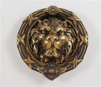 Türklopfer in Form eines Löwenkopfes mit Ring, - Antiquariato