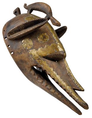 Bambara (oder Bamana), Mali: Eine große Helm-Maske, mit Chamäleon-Aufsatz und mit Messing beschlagen. - Starožitnosti