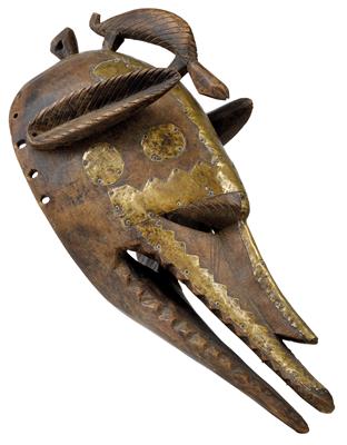 Bambara (oder Bamana), Mali: Eine große Helm-Maske, mit Chamäleon-Aufsatz und mit Messing beschlagen. - Antiquariato