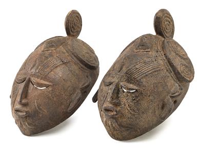 Konvolut (2 Stücke): Ligbi, Elfenbeinküste: Ein Masken-Paar mit fast identer Gestaltung. - Antiquitäten