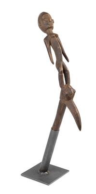 Mossi, Burkina Faso: Ein Zeremonial- oder Tanz-Stab, mit weiblicher Figur. - Antiques