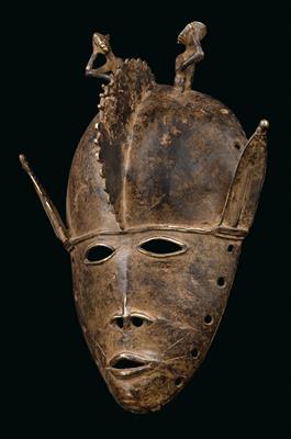 Senufo oder Dioula, Elfenbeinküste: Eine Metall-Maske vom Typ 'Kpelie' oder 'Do'. - Starožitnosti