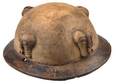 Songye, dem. Rep. Kongo: Ein 'Tropenhelm' aus Holz, mit vier 'Kifwebe-Masken'. - Antiquariato
