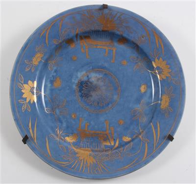 6 puderblaue Teller mit Golddekor im chinesischen Stil, - Antiques