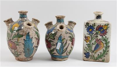 1 Flasche, 2 Vasen mit vier Öffnungstüllen, - Antiquariato