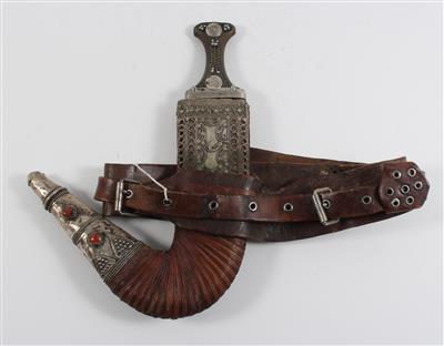Jemen: Ein Krummdolch 'Dschambija' mit Scheide und Gürtel. - Antiques