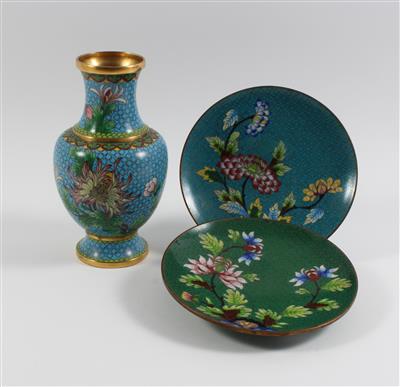 1 Cloisonné-Vase, 2 kleine Teller, - Antiques