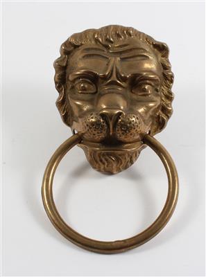 Türklopfer in Form eines Löwenkopfes mit Ring, - Antiques