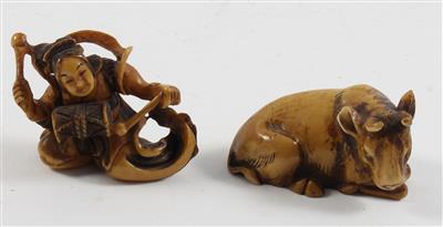 Netsuke eines liegenden Rindes und einer trommelnden Frau, - Antiquariato