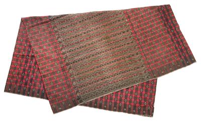 Indonesien, Insel Sumbawa, Textil: Ein seltener Festtags-Sarong (Frauenrock), mit Goldfaden-Dekor. - Starožitnosti