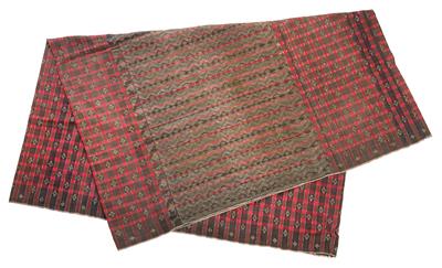 Indonesien, Insel Sumbawa, Textil: Ein seltener Festtags-Sarong (Frauenrock), mit Goldfaden-Dekor. - Antiquariato