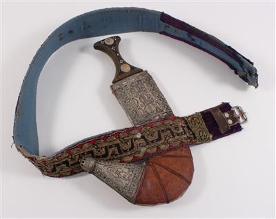 Jemen: Ein alter Krummdolch 'Dschambija', mit Horn-Griff, reich dekorierter Scheide und besticktem Gürtel. - Antiquariato