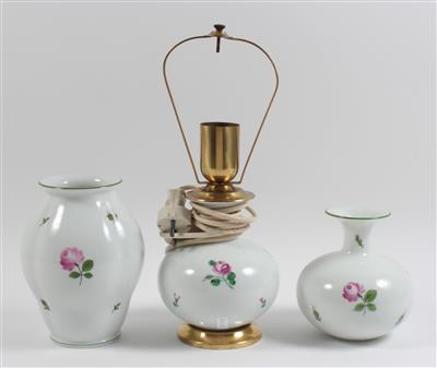 Kugelige Tischlampe, 1 Kugelvase, 1 kannelierte Vase, - Antiques