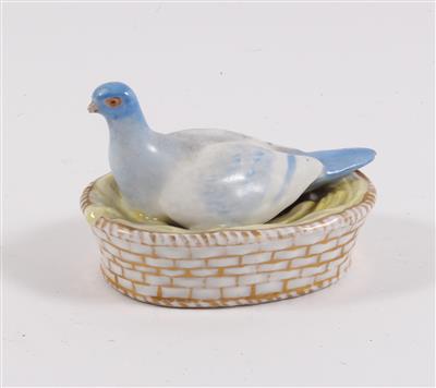 Taube sitzt auf Korb und brütet, - Antiques
