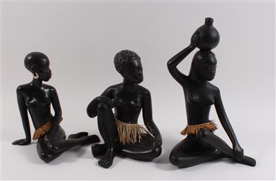 3 sitzende Scharzafrikanerinnen, - Antiques