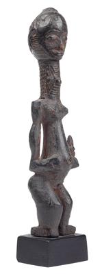 Bena Lulua (oder Lulua), DR Kongo: Eine typische Frauen-Figur, mit langem Hals und reicher Narben-Tätowierung. - Antiquariato
