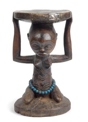 Luba, DR Kongo: Ein alter Häuptlings-Hocker der Luba, mit einer knienden Frauen-Figur als Karyatide. - Antiquariato