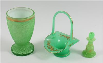 1 Becher, 1 Flakons mit Stöpsel, 1 Korb, - Antiques