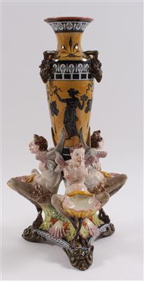 Vase mit drei Grotesken mit Muschelschalen, - Antiquitäten