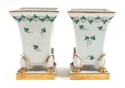 Paar Vasen mit Prankenfüßen und Plinthe, - Antiques