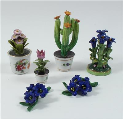 3 kleine Blumenstöcke, 2 Enzianzweige, Enzian auf Wiesensockel, - Antiquariato