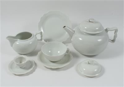 1 Teekanne mit Deckel, 1 Gießer, 4 Teetassen mit 4+1 Untertassen, 12 Brotteller, 6 Eierbecher, 1 Deckel, - Antiquitäten