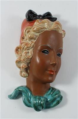 Wandmaske Frauenkopf mit Hut mit Schleife und Halstuch, Fa. Goldscheider, Wien um 1940 - Antiquitäten