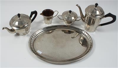 1 Kaffeekanne, 1 Teekanne, 1 Gießer, 1 Zuckerdose mit Deckel, 1 ovales Tablett - Antiquariato