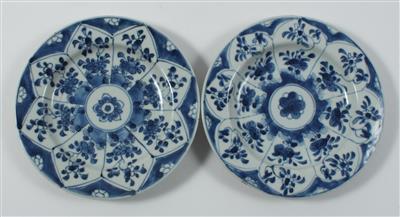 2 blau-weiße Teller, - Antiquitäten