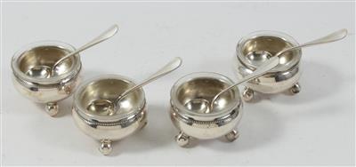 4 Wiener Silber Gewürzschälchen mit farblosen Glaseinsätzen und Löffelchen, - Antiques