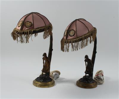 Paar figurale Tischlampen mit originalen Lampenschirmen, - Starožitnosti