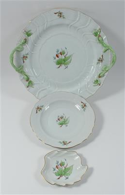 1 Servierplatte mit Henkeln, Dm. 32 cm, 6 Dessertteller Dm.19 cm, 1 Blattschale Länge 11,5 cm, - Antiques