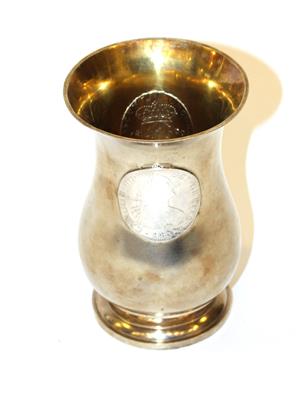 Silberbecher mit Innenvergoldung und 3 eingesetzten Münzen, - Starožitnosti