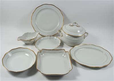 Deckelterrine, Sauciere, Raviere, 2 ovale Platten, 1 runde Platte, 2 Schüsseln - Sommerauktion - Antiquitäten
