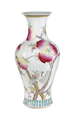 Famille rose "Nine Peaches" Vase - Letní aukce