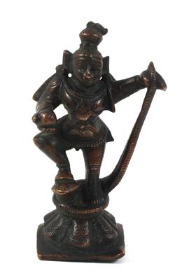 Indien, Klein-Bronze: Gott Krishna, auf dem Schlangen-Dämon Kaliya tanzend. - Letní aukce