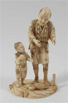 Okimono eines Mannes mit Knaben - Letní aukce