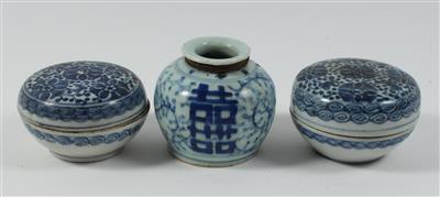 2 blau-weiße Deckeldosen, 1 Vase, - Letní aukce