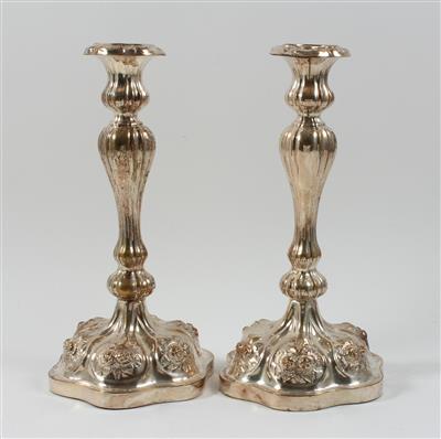 Paar versilberte Metall Kerzenleuchter mit Widmung Synagoge Lemberg 1907, - Letní aukce