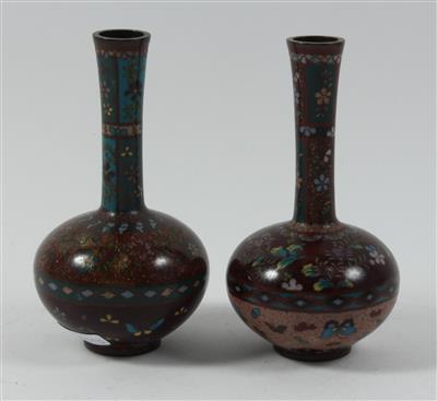 2 ähnliche Cloisonné Vasen, - Sommerauktion - Antiquitäten