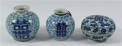 2 blau-weiße Vasen, 1 Deckeldose, - Letní aukce