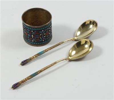 Moskauer Cloisonné Serviettenring und 2 Löffel, - Summer-auction