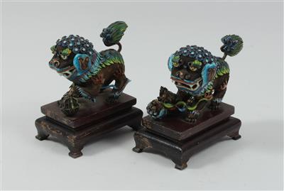 Paar chinesische Silber emaillierte Foo Hunde mit Ball, - Sommerauktion - Antiquitäten