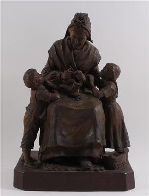 Strickende Großmutter mit ihren beiden Enkelkindern, - Summer-auction