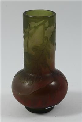 Vase mit Eichenlaub, - Sommerauktion - Antiquitäten