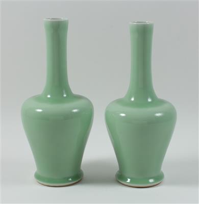 1 Paar Seladon glasierte Vasen - Letní aukce